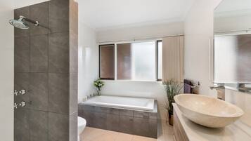 Townhome, 3 Bedrooms, 2 Bathrooms | Deep-soaking bathtub