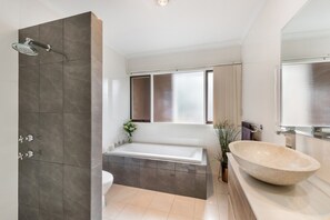 Townhome, 3 Bedrooms, 2 Bathrooms | Deep-soaking bathtub - Adelaide Style Accommodation near City (North Adelaide)