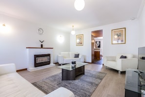 Living room - Adelaide Style Accommodation near City (North Adelaide)
