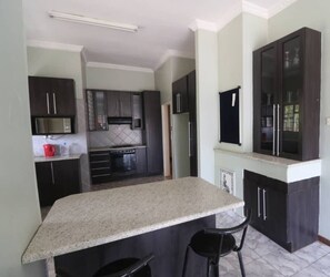 Standard Double Room | Private kitchen | Shared fridge, microwave - Davie's BnB (Lilongwe)