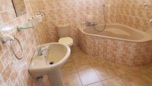 غرفة مزدوجة عادية | حمام | أحواض استحمام وحجيرات دش منفصلة، حوض استحمام عميق، دُش غزير، مناشف