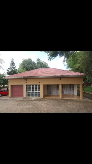 Exterior - Davie's BnB (Lilongwe)