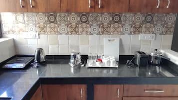 Fridge, stovetop, coffee/tea maker, electric kettle