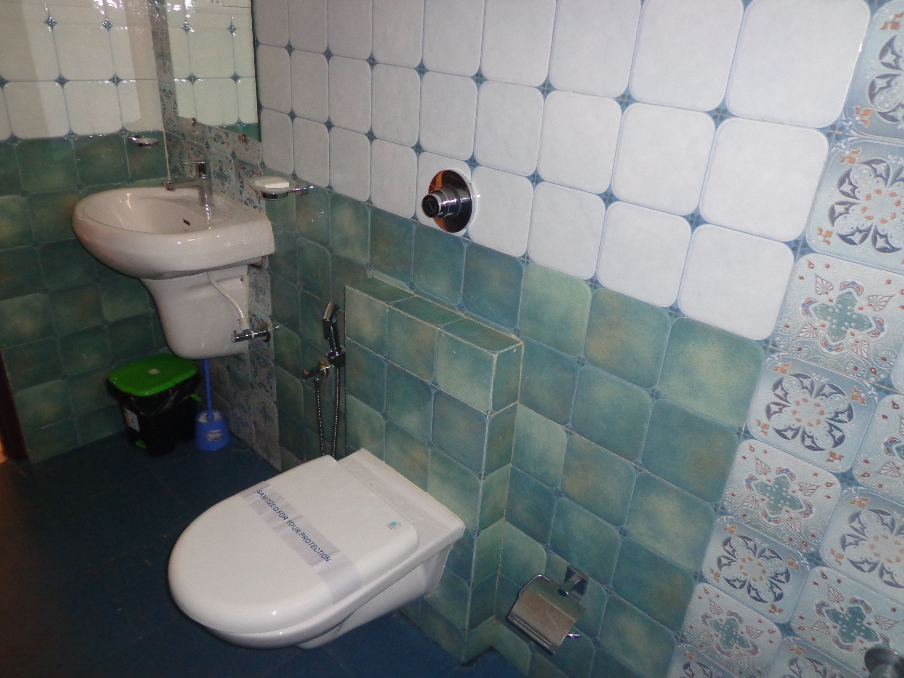 A bathroom with a toilet, bidet, and sink.