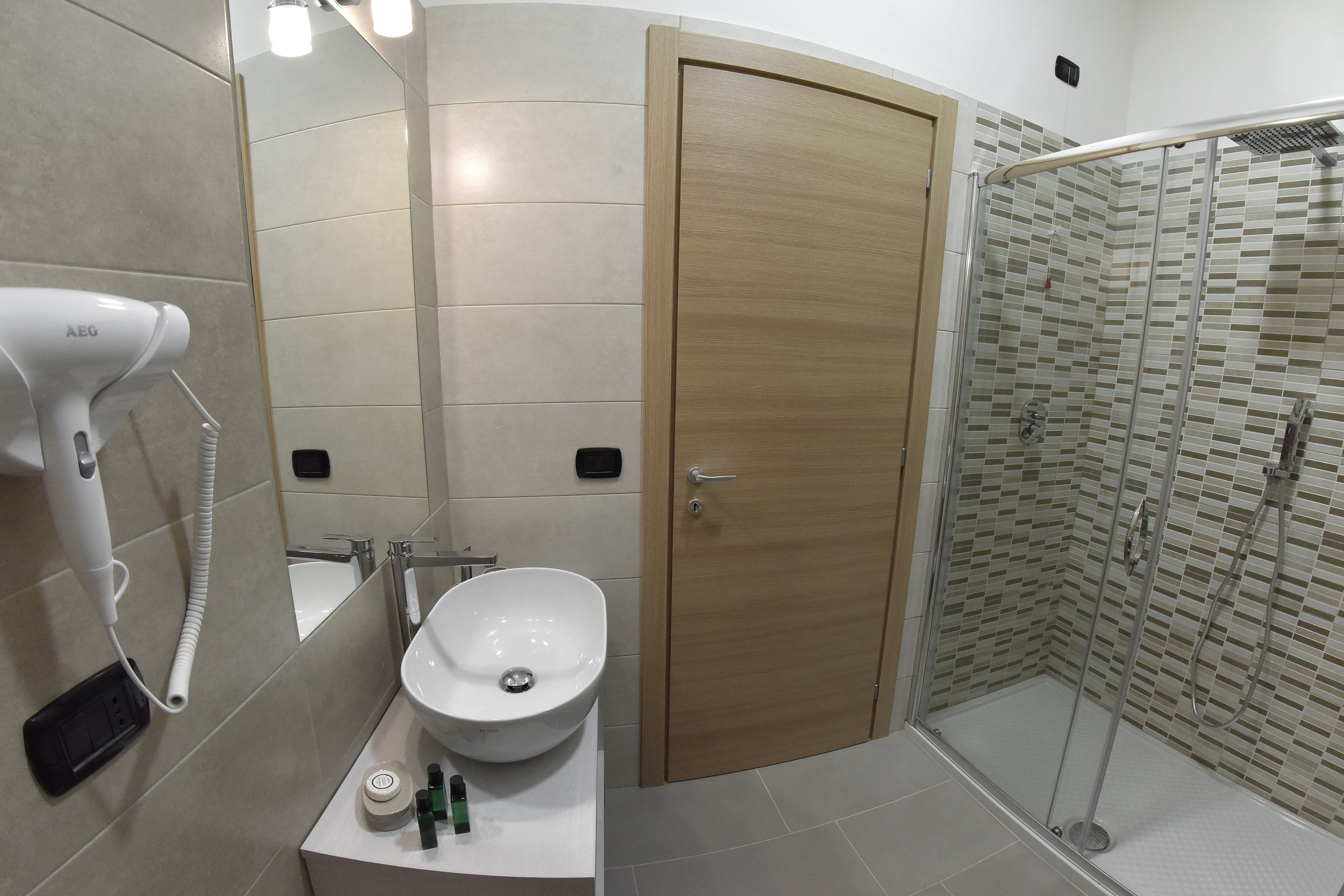 Suite Junior, 1 letto matrimoniale con divano letto, non fumatori | Bagno | Doccia, set di cortesia gratuito, asciugacapelli, bidet