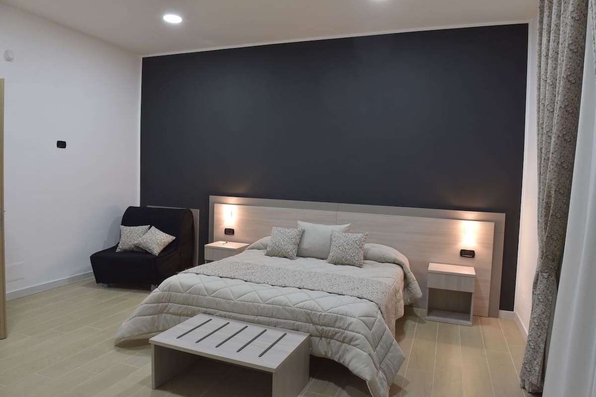 Habitación Confort, varias camas, para no fumadores, vista a la ciudad | 1 habitación, minibar y caja de seguridad en la habitación