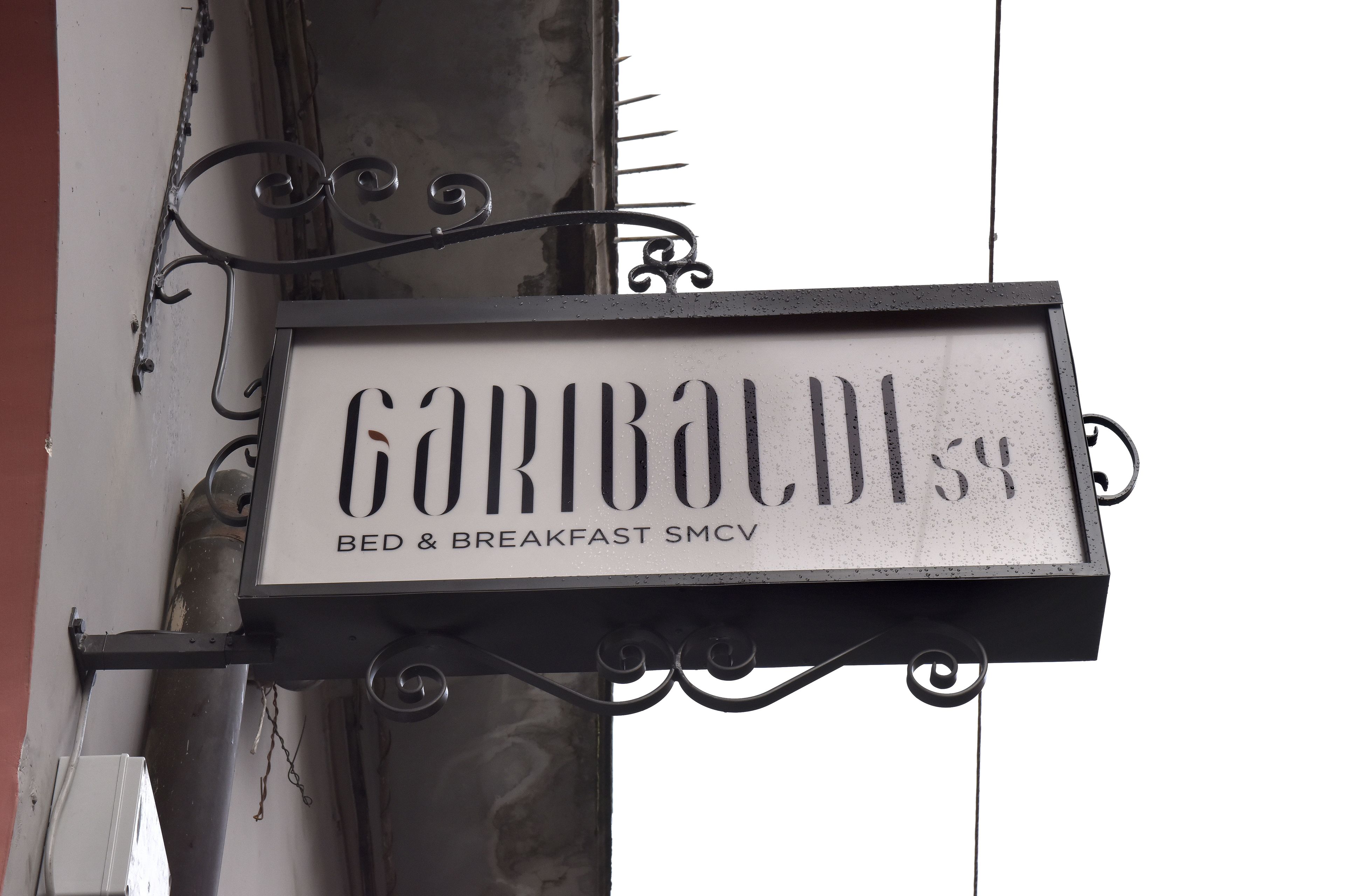 Schild für "Garibaldi 59" mit der Bezeichnung Pension.