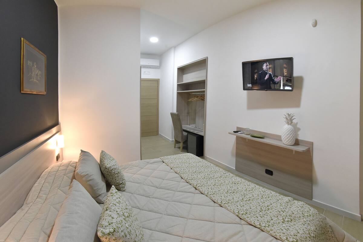 Standard Double Room, 1 Double Bed, Non Smoking | Minibar, in-room safe, desk, WiFi (free)