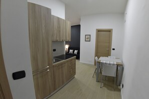 Suite junior, 1 cama matrimonial y sofá cama, para no fumadores | Cocineta privada | Refrigerador con congelador, microondas y utensilios de cocina 