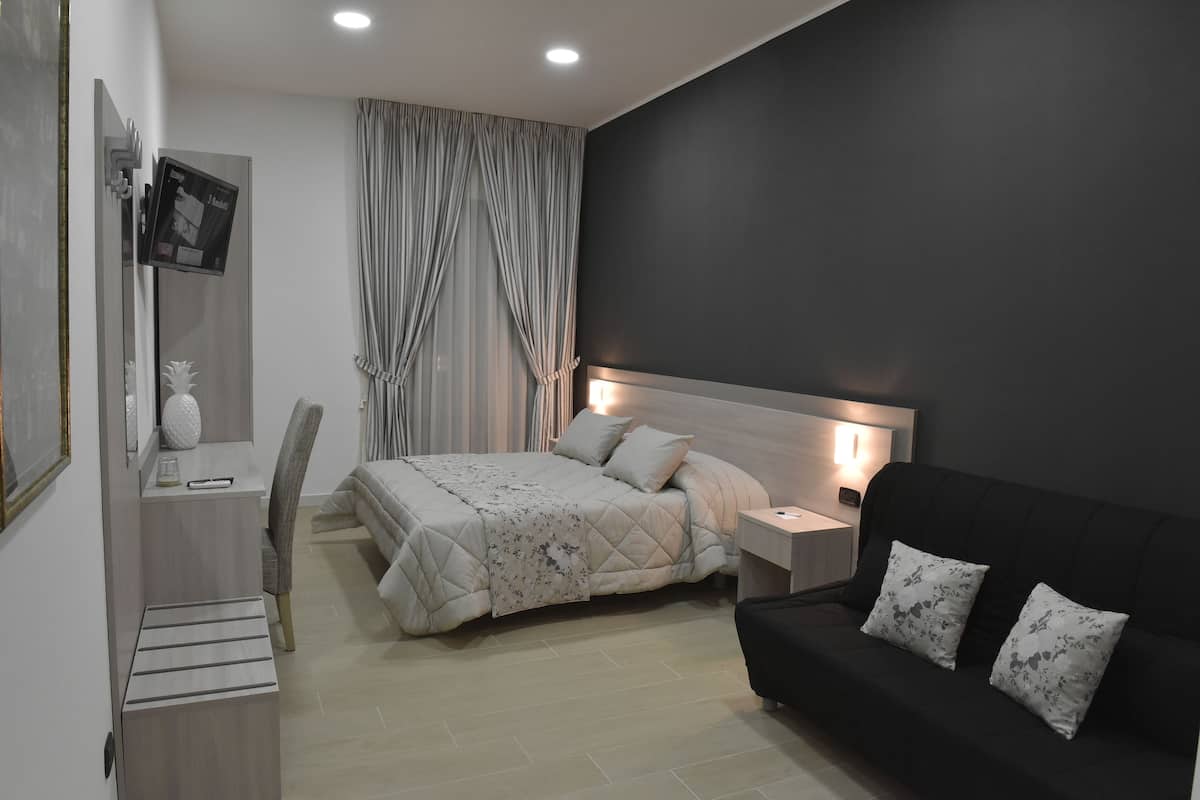 Suite junior, 1 cama matrimonial y sofá cama, para no fumadores | 1 habitación, minibar y caja de seguridad en la habitación