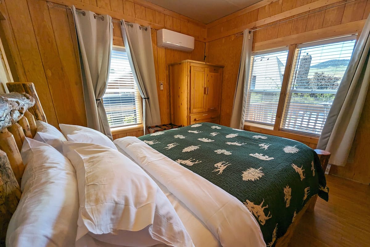 Comfort Cabin #4: 2 Bedrooms & 2 full bathrooms | Individually furnished, free WiFi, bed sheets