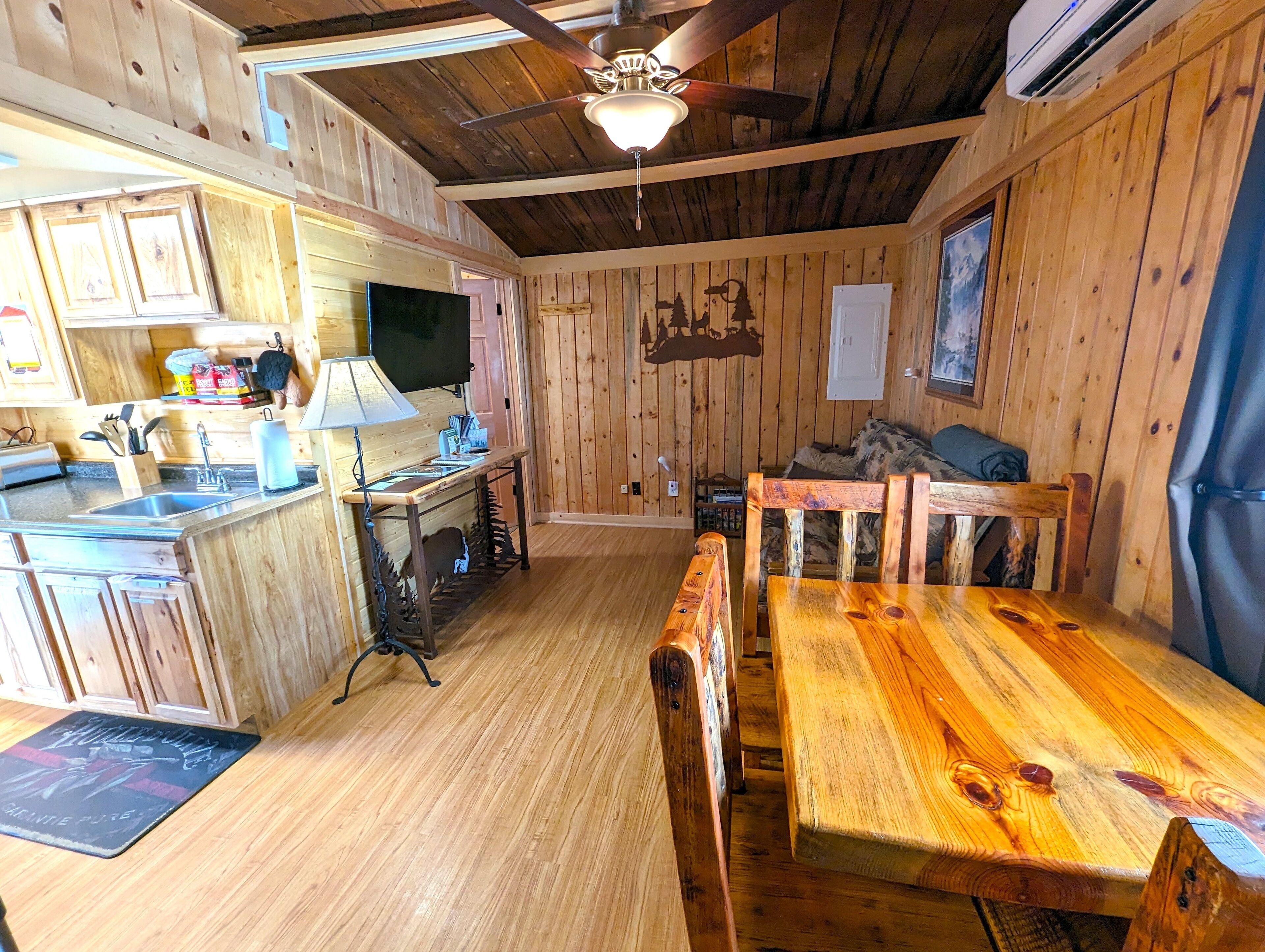 Chalet rustique Confort, 1 chambre | Aire de séjour | Téléviseur à écran plat