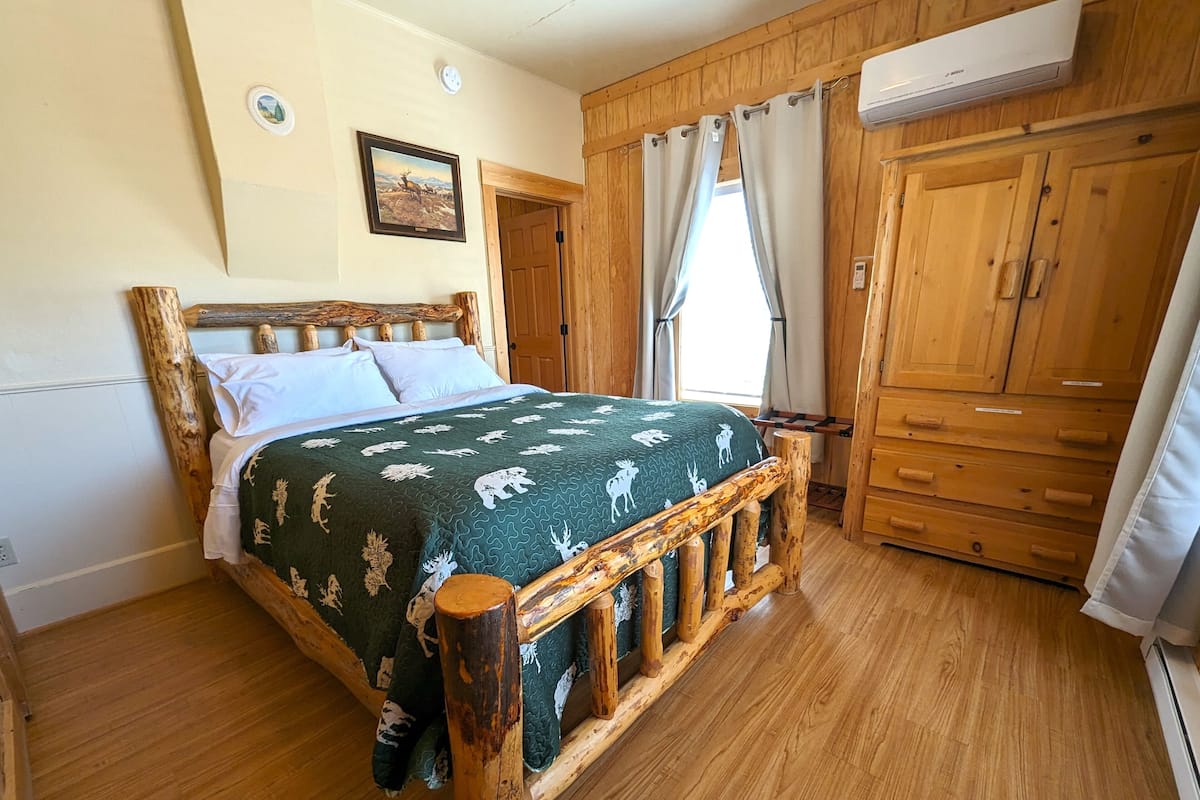 Comfort Cabin #4: 2 Bedrooms & 2 full bathrooms | Individually furnished, free WiFi, bed sheets
