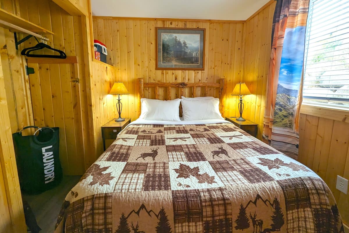 Cabin #7: 2 Bedrooms & 2 full bathrooms | Individually furnished, free WiFi, bed sheets
