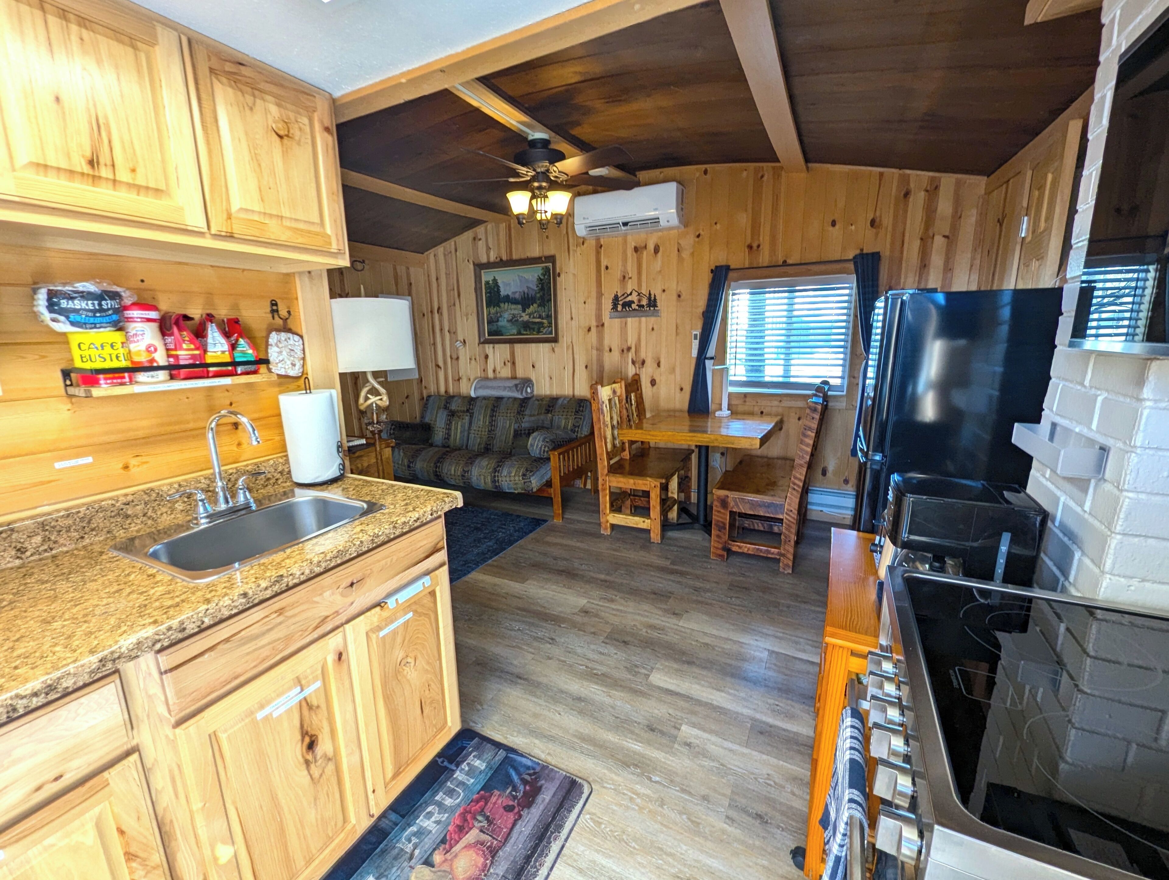 Ein Ferienhaus-Innenraum mit Küche, Essbereich und Wohnzimmer.