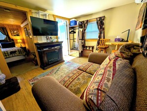 Living area - Yellowstone's Treasure Cabins (Gardiner)