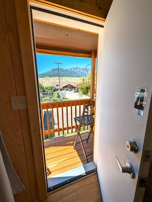 Muebles diferentes, wifi gratis y ropa de cama