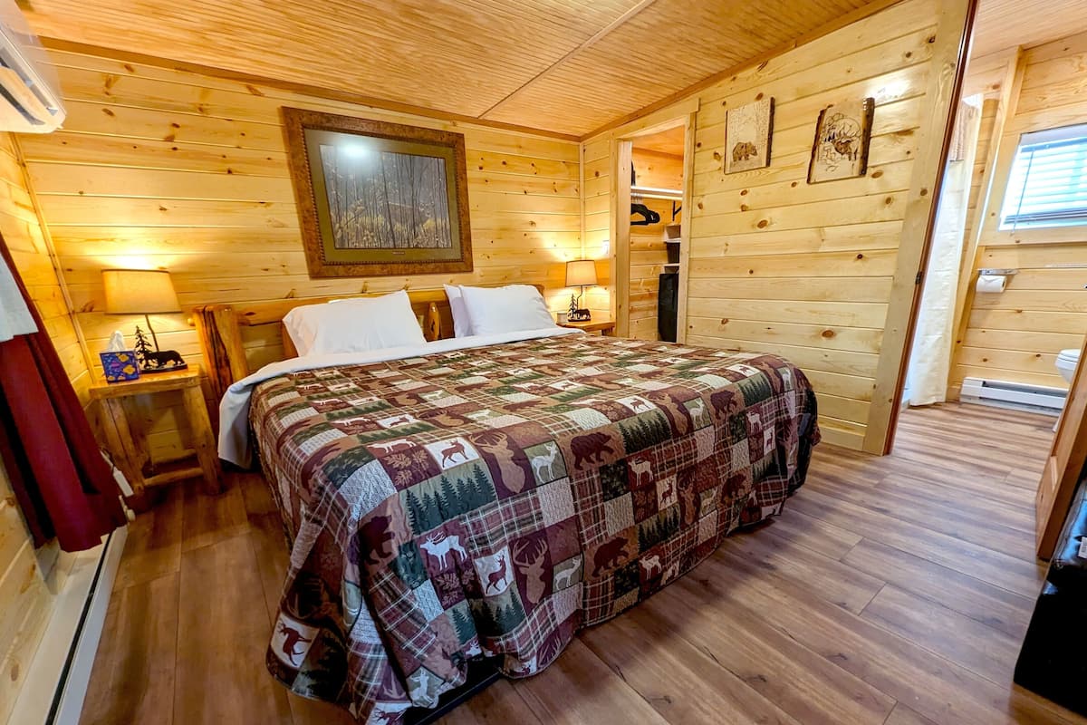 Comfort Cabin #6 | Individually furnished, free WiFi, bed sheets
