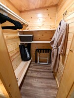 Comfort Cabin #6 | Individually furnished, free WiFi, bed sheets