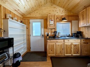 Comfort Cabin #6 | Privat køkken | Køleskab, mikrobølgeovn, kogeplade, elkedel