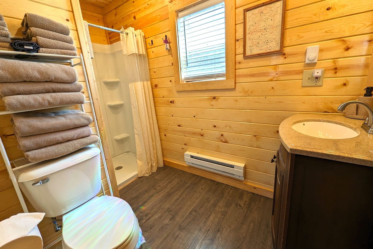Comfort Cabin #4: 2 Bedrooms & 2 full bathrooms | Bathroom | Shower, hair dryer, towels, soap