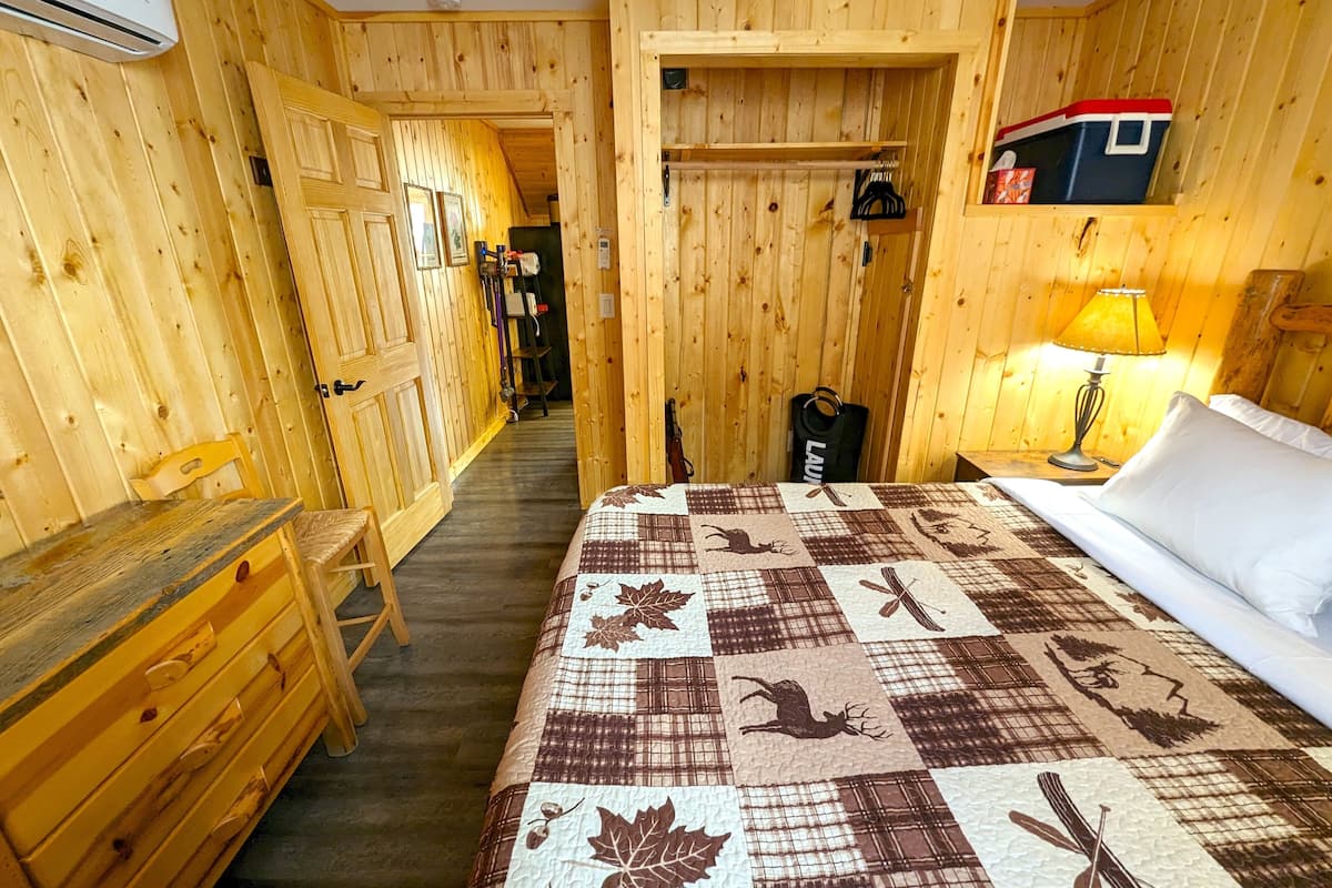 Cabin #7: 2 Bedrooms & 2 full bathrooms | Individually furnished, free WiFi, bed sheets