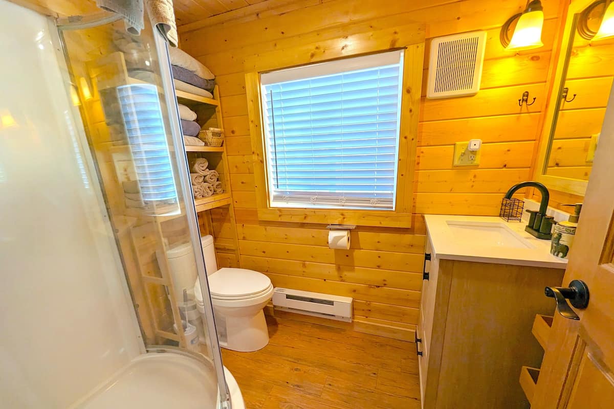 Standard Cabin #2 | Bathroom | Shower, hair dryer, towels, soap