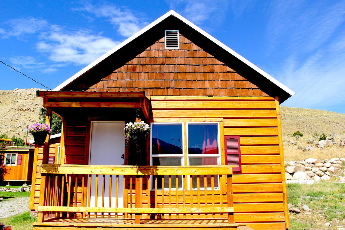 Comfort Cabin #4: 2 Bedrooms & 2 full bathrooms | Free WiFi, individually furnished, bed sheets