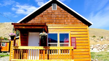 Comfort Cabin #4: 2 Bedrooms & 2 full bathrooms | Individually furnished, free WiFi, bed sheets