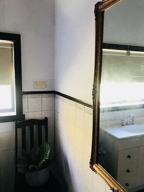 Bathroom - 1940’s charm, free WiFi, Sebastopol, Ballarat,Victoria  (Sebastopol)