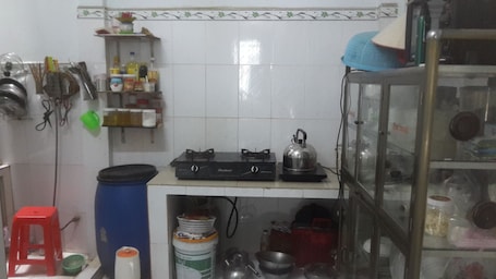 Fridge, stovetop, electric kettle, ice maker. Homestay and home-cooked with family