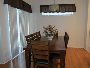Dining - The Blue Flamingo Lake House Near Disney (Kissimmee)