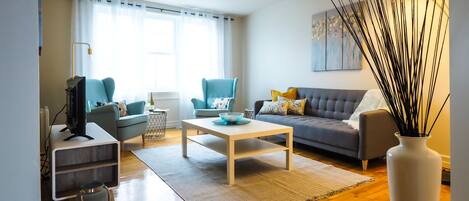 Smart TV, Netflix, streaming services, stereo