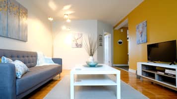 Smart TV, Netflix, streaming services, stereo