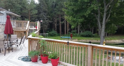 7 makuuhuonetta / 3 kylpyhuonetta Huoneisto ~ 5 hehtaarin AC, WIFI, lampi kalastukseen, Firepit