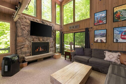 Downtown North Conway Retreat: Relax in our Mountain home and enjoy the pool!!
