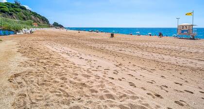 Romanttinen huoneisto rannalla, josta on näkymät Välimerelle