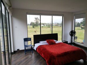 Suite – panorama, 1 dobbeltseng, ikke-røyk, ved fjell | Wi-fi (inkludert), individuelt dekorert og sengetøy