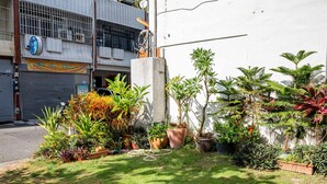 A garden with various potted plants and a concrete structure. - Taitung Hope castle (Taitung)