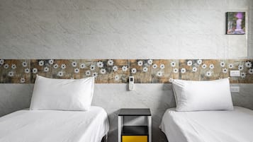 Kamar Twin Klasik, 2 Tempat Tidur Twin, balkon | Meja kerja, kedap suara, Wi-Fi gratis, dan seprai linen