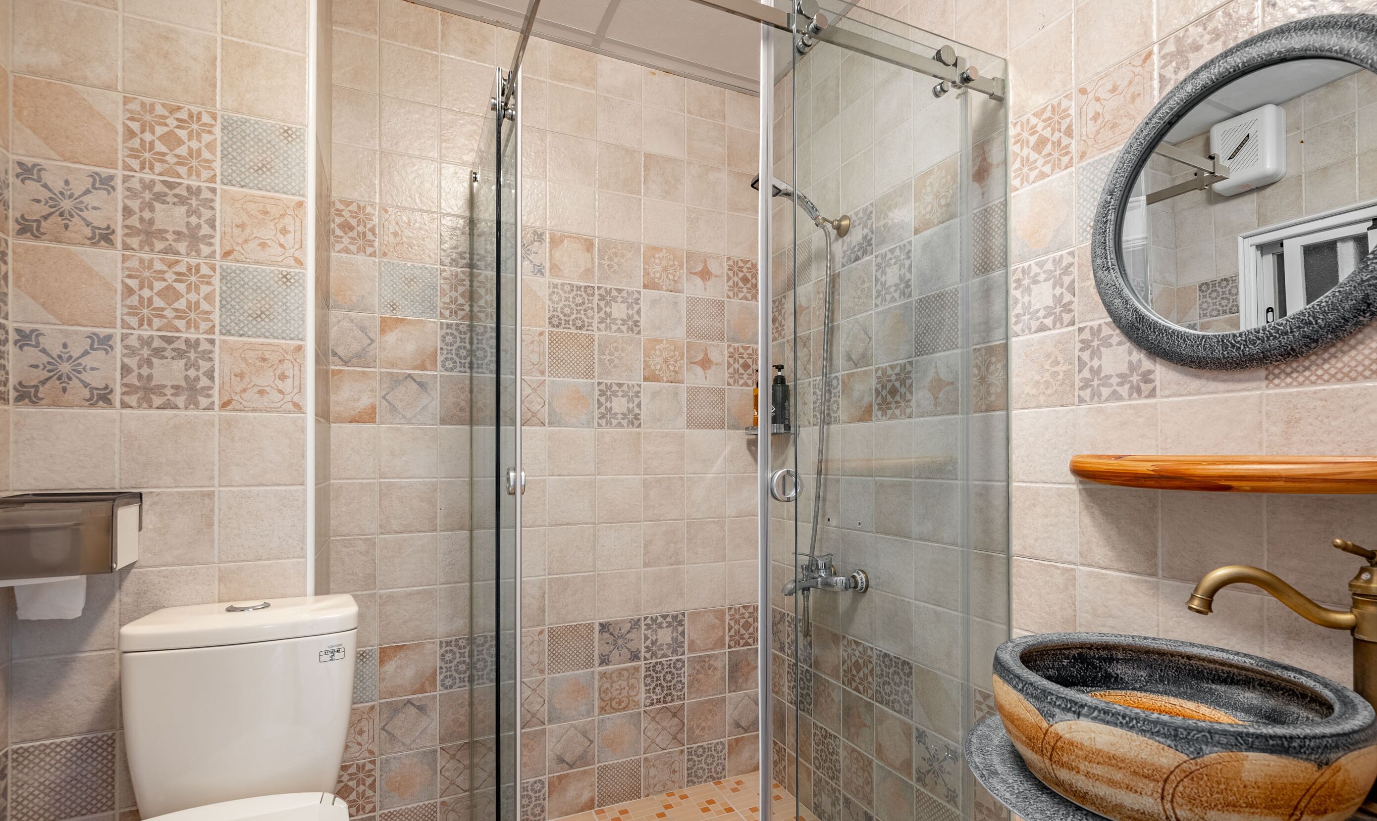 Shower, rainfall showerhead, free toiletries, hair dryer