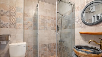 Shower, rainfall showerhead, free toiletries, hair dryer