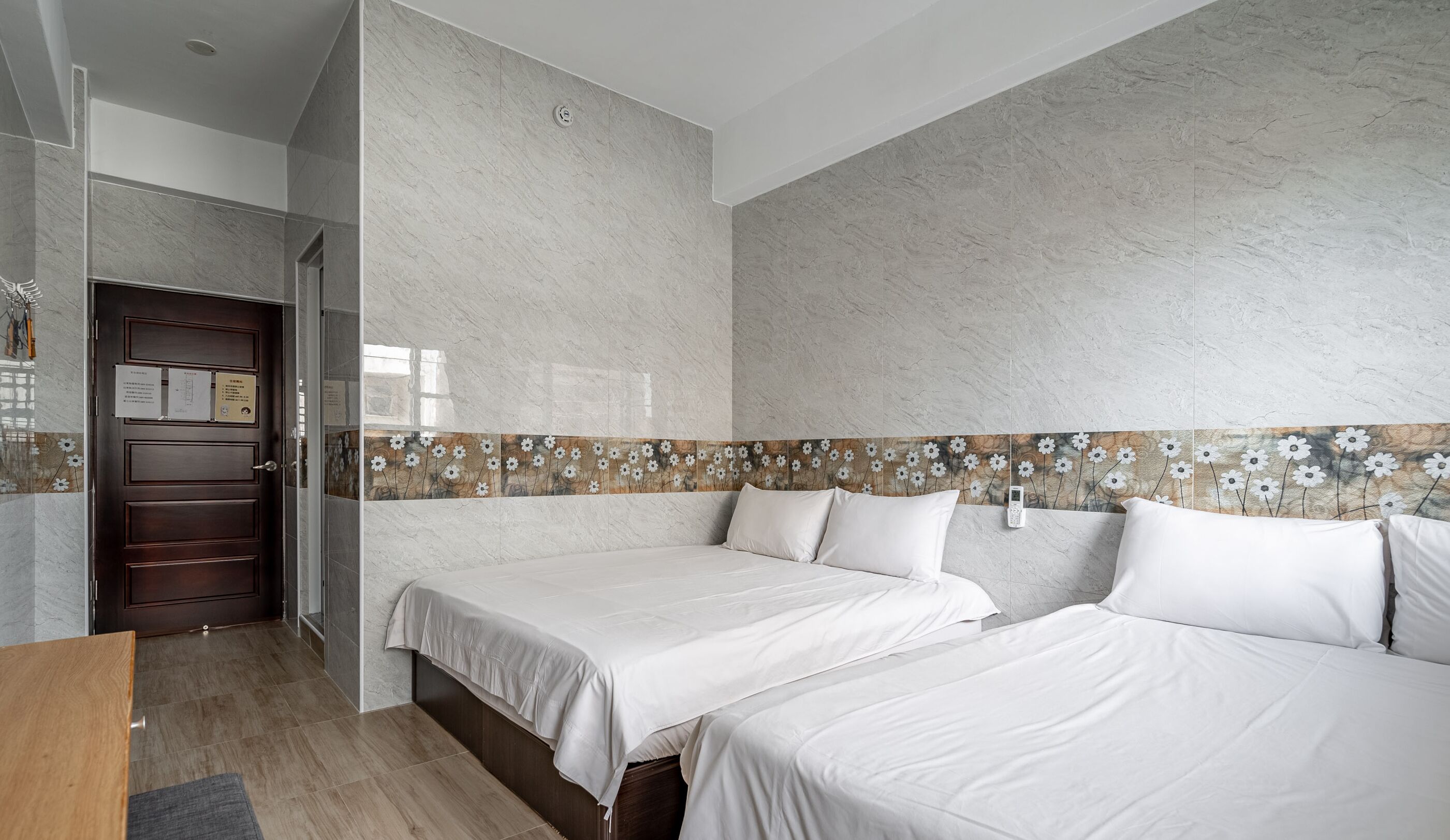 Escritorio, sistema de insonorización, wifi gratis y ropa de cama 