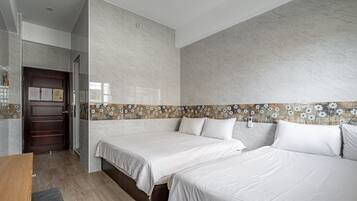 Escritorio, sistema de insonorización, wifi gratis y ropa de cama
