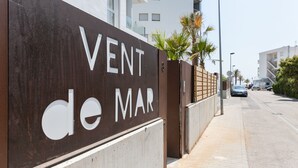 Letrero con la inscripción 'VENT de MAR' sobre una pared marrón, que indica un lugar o nombre de propiedad.