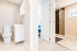 Bathroom - Second line beach apartment, two bedrooms with terrace and communal rooftop jacuzzi (Roses)