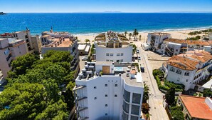 Una zona urbana costera con edificios, una playa y una vista despejada del mar.