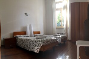 Chambre avec lits jumeaux, balcon
