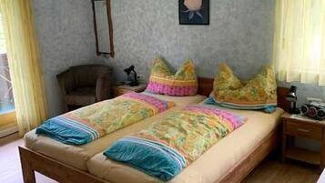 1 bedroom, WiFi, bed sheets, alarm clocks