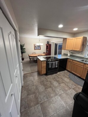 Fridge, microwave, oven, stovetop - Bozeman Townhome Big Sky Private Outdoor Yard  Near Yellowstone STR20-00110 (Bozeman)